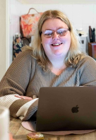 Kira attends an online lecture on her laptop